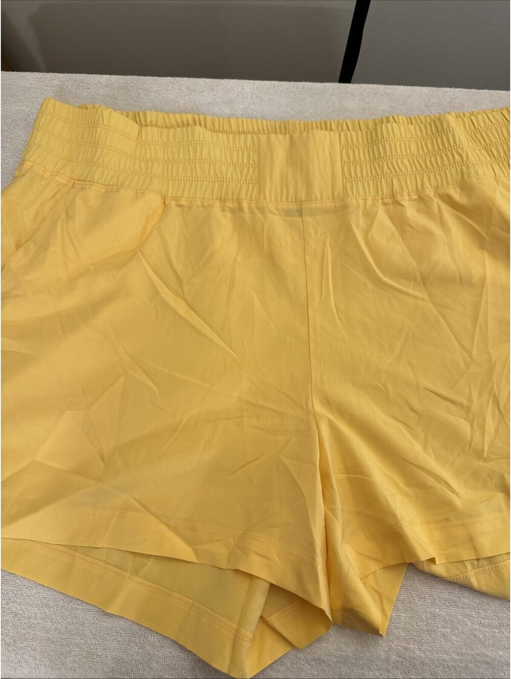 Old Navy Performance Vent 7" Quick Dry Athletic Shorts Men's Size 2XL Yellow